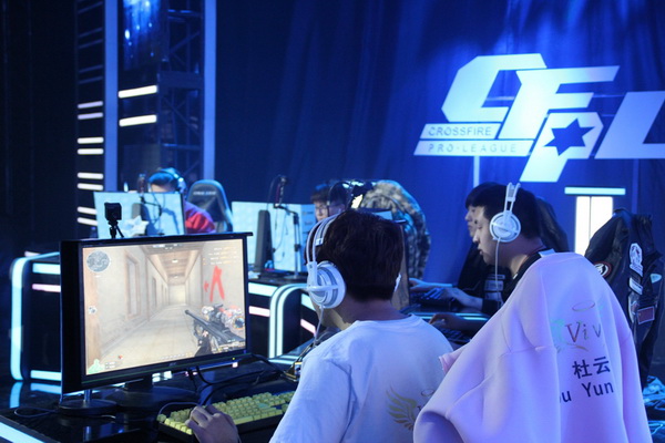 迷们翘首以 迷们翘首以