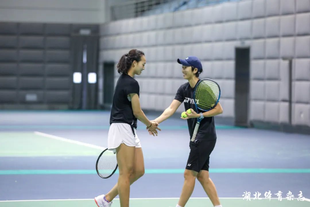 并通过一系 并通过一系